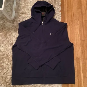 Mörkblå hoodie från Polo Ralph Lauren - Säljer en snygg mörkblå hoodie från Polo Ralph Lauren. Endast testad. Ny pris 1829kr. (Lånade bilder) säljer pga storlek ej passa. Kan gå ner i pris!