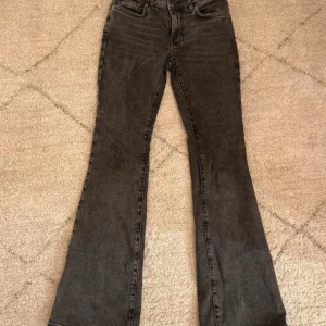 Gråa lågmidjade bootcut jeans från Gina Tricot - Snygga gråa lågmidjade bootcut jeans från Gina Tricot. De har en klassisk design med fem fickor och en bekväm passform. Perfekta för en stilren look. Storlek Xs. 
