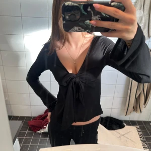 Topp - Svart topp med knytning från Gina, inga defekter och knappt använd🥰