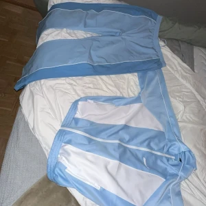 Tracksuit  - Blåvit tracksuit i nyskick byxorna är baggy därför funkar dom för båda M och L samma gäller för tröjan som är mer M än L  