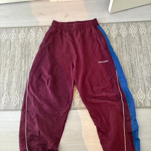 Iets Frans Harri - Vinröda harri joggers med blåa sidor från märket iets frans, köpta på Urban outfitters. Inget fel på byxorna, bara tröttnat på färgen:)