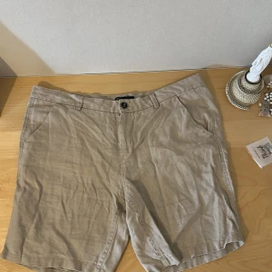 Lagency Linneshorts - Tja! Säljer några as snygga linneshorts från Lagency. Shortsen är otroligt sköna och aldrig använda då dom var för stora för mig. Jättesnygg beige färg och nypris på dessa ligger på över 1k men jag vill gärna bli av med dom inna sommaren.  Seriösa bud tas emot🤝💯