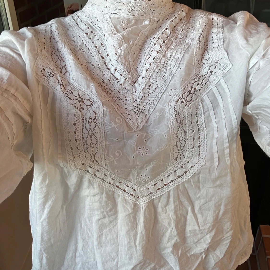 Vit blus med broderi - 1