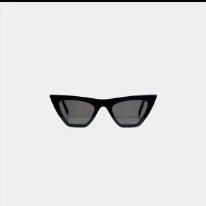 Svarta cat-eye solglasögon - Snygga svarta cat-eye solglasögon från Natalie Equestrian. De har en skarp och modern design med mörka linser som ger en cool look. Perfekta för att ge din outfit en edgy touch.