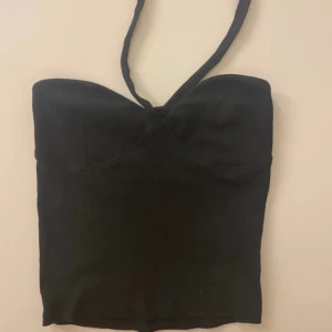Svart halterneck topp - Snygg svart halternecktopp från Gina!❤️