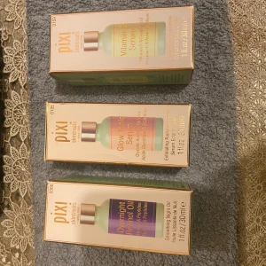 Serum och oljor från Pixi - Tre olika produkter från Pixi: Vitamin-C Serum för en strålande hy, Glow Tonic Serum med exfolierande egenskaper och Overnight Retinol Oil för nattlig återhämtning. Varje flaska innehåller 30 ml och kommer i en elegant förpackning. 120kr st