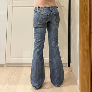 Lågmidjade bootcut jeans🤩 - Midja 36x2 cm, gren 18 cm o innerben 79 cm💕jae xs-s o de är försmå i midjan. Märkta W27/L32 men sitter mer som en xxs