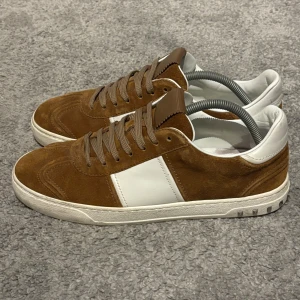 Valentino Flycrews - Tja säljer dessa sjukt snygga valentino flycrews i brun mocka. Skorna är i storlek 43 och alla nitar är kvar! Topp skick, endast lite ytlig smuts som går lätt att tvätta bort. Dustbags ingår. Hör av er vid frågor eller funderingar:)