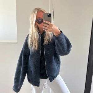 Zara jacka - Säljer denna fina slutsålda Zara jacka storlek xs-S❤️ inga defekter