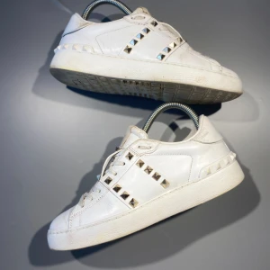 Valentino skor - Hej! Säljer nu mina skor från märket Valentino, storlek 36, bra skick. Givetvis äkta, Tveka inte på att höra av dig om du har frågor eller funderingar kring skorna!