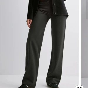 Keep it up low waist suit pants  - Säljes dessa helt nya keep it up low waist suit pants från Nelly, då dem var för korta i benen på mig, enbart prövade, storlek small
