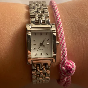 Armbandsklocka!!FRI FRAKT - Superfin armbands klocka, den är nästan helt oanvänd. skick 10/10! (finns en annan annons på min sida) själva klockan funkar ej tyvärr, går nog att laga. 