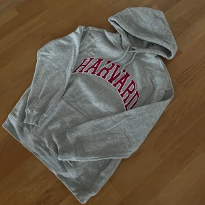 Harvard Hoodie - Säljer denna fina harvard hoodie som blivit för liten för mig. Den är i storlek S. Bara använd fåtals gånger