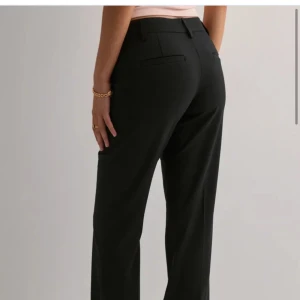 Low waist flare kostymbyxor - Snygga lågmidjade kostymbyxor i storlek 32 från Nelly, säljer då dem tyvärr är för långa för mig. Nypris 400kr, Använda ca 3 gånger, pris kan diskuteras!💞