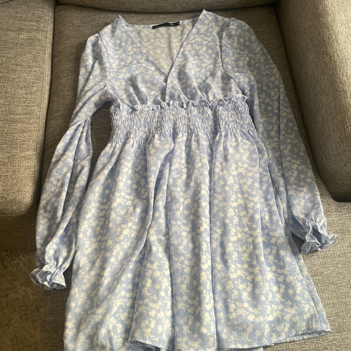 Blommig ljusblå klänning