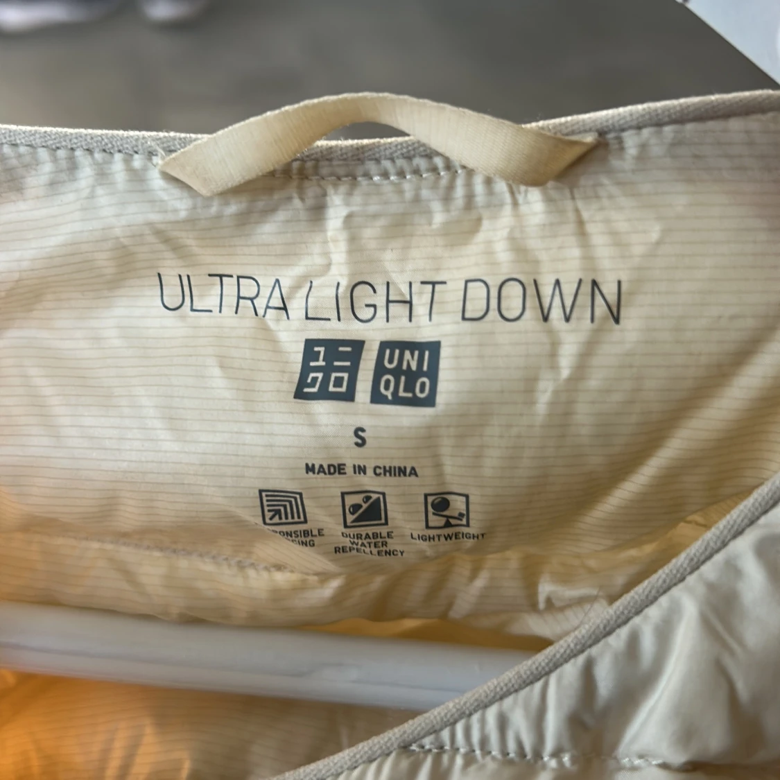 Beige dunjacka från Uniqlo - 2