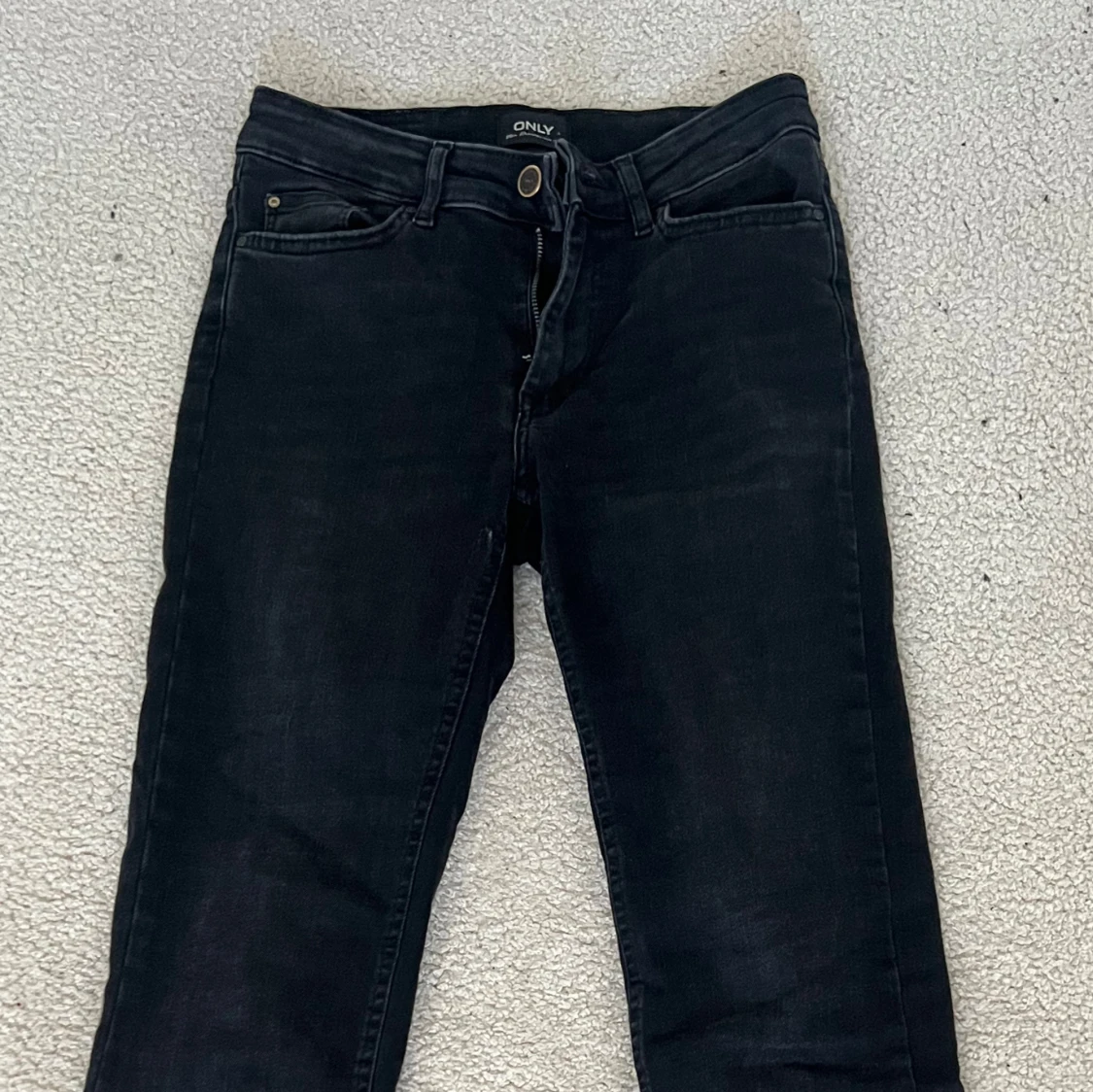 Gråsvarta jeans från Only - 1