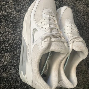 Vita Nike Air Max sneakers - Säljer dessa feta airmax i storlek 44 men passar 43. Köpte för 2195kr kvitto finns. Använt fåtal gånger men finns tecken på användning. Skick 7/10 kan bli 8/10 med en tvätt. Perfekt inför våren som kommer. Mitt pris 849kr pris kan diskuteras vid snabb affär. Hör av er vid minsta funderingar