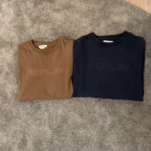 Brun och marinblå tröja från Replay - Två stilrena tröjor från Replay i färgerna brun och marinblå. Båda tröjorna har en diskret logotyp på bröstet och rund halsringning. Perfekta för en avslappnad look.