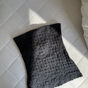 Svart ribbad tubtopp - Snygg svart ribbad tubtopp som passar perfekt för en stilren look. Toppen är elastisk och formar sig efter kroppen. Perfekt för att matcha med olika outfits.