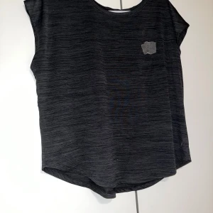 Treenipaita - Naisten musta kevyt treenipaita. Muuten hyvä kuntoinen, mutta rinnassa jäänyt teipistä liima, jonka voi yrittää irroittaa. Koko M. Kissatalous MMM Mikäli hinta ei miellytä tarjoa rohkeasti. Katsothan myös muut ilmoitukseni!!