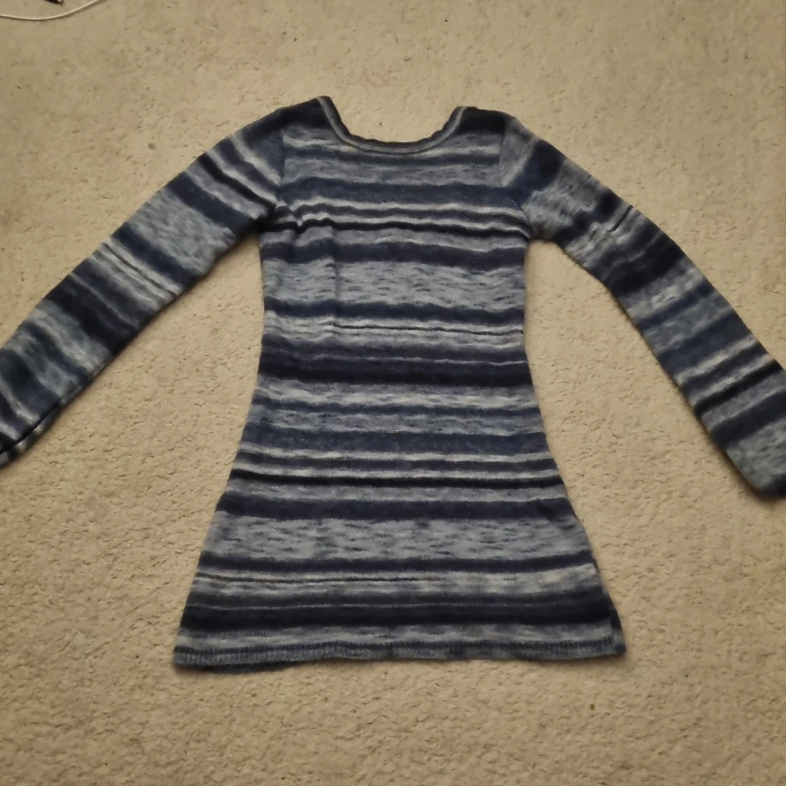 Blå och ljusblå randig stickad kortklänning