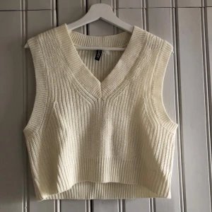Stickad väst - En stickad väst från hm som knappt är använd, säljer för att det inte är min stil längre 🥰