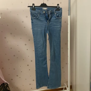 Blå jeans från Perfect Jeans - Blåa lågmidjade bootcut jeans. I storlek s men passar för både 32 och 34.