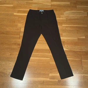 Svarta byxor från Moves - Snygga svarta byxor från Moves i storlek 36. De har en stilren design med dragkedja och knapp framtill. Perfekta för en chic och elegant look.