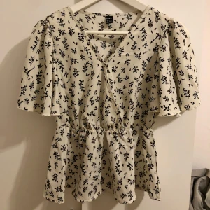Blommig blus  - Säljer en söt blommig blus från Shein. Blusen har korta ärmar och en v-ringad design. Skönt och luftigt material perfekt för varmare dagar. För frågor eller fler bilder är det bara att skriva till mig 💕