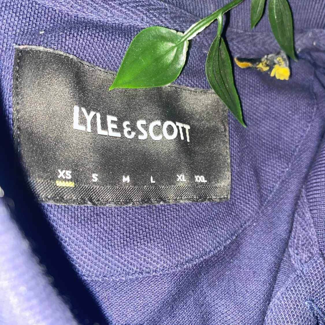 Mörk/Marinblå piké T-shirt från Lyle & Scott - 2