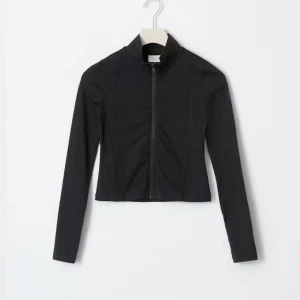 Sporty Jacket  - Helt ny från Gina Young! Storlek 158/164, säljer för beställde fel storlek! Ny pris 250kr! Helt ny, dock ingen prislapp!💞✨ Skriv om du vill ha fler bilder!