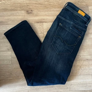  Jack & Jones Mike - Tja! Säljer ett par snygga jeans från Jack & Jones till ett bra pris 🙌🏼 De har klassiska fem fickor och orangea sömmar som ger en skön kontrast. Perfekta för en avslappnad stil. Tveka inte på att fråga om bilder! Självklart är priset inte fast 😁 OBS! Jeansen är upplagda, vilket betyder att de har kortare än vad storleken säger på dem! MVH SecondTreasures 🥥