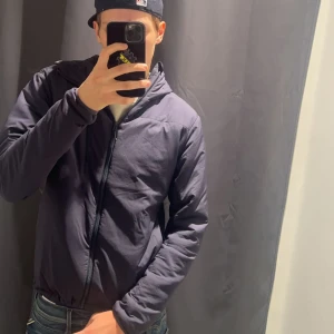Mörkblå vindjacka med dragkedja från crosssportswear - Säljer en stilren mörkblå vindjacka med dragkedja. Jackan har en normal passform och är perfekt för höst- och vårsäsongen. Den har långa ärmar och en praktisk bröstficka med dragkedja. Perfekt för en casual look. Märket är crosssportswear och det är en lite tunnare jacka och perfekt för kyligare sommar dagar. Väldigt lätt att styla och matcha med olika outfits rekommenderar 😁 den är i bra skick😁