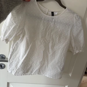 Vit blus med puffärmar  - Söt blus från hm divided, använd några gånger men i fint skick! Storlek s, kom med prisförslag☺️