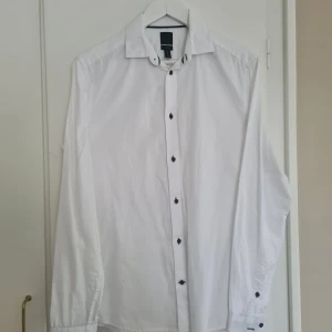Vit skjorta från H&M - Säljer en vit skjorta från H&M i S, slim fit men skulle säga att den är lite oversize.