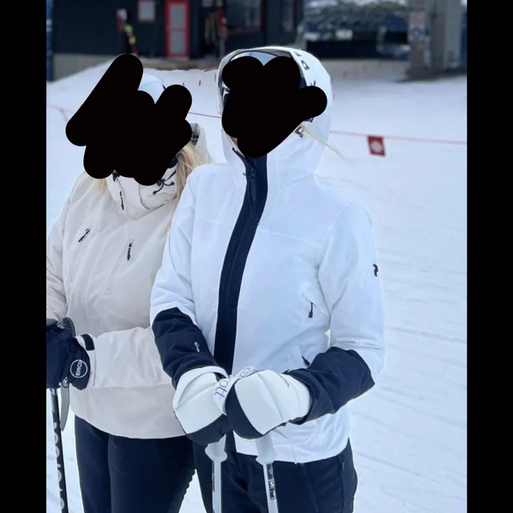 Säljer en vit fodrad skidjacka från Peak Performance med svarta detaljer. Jackan har en huva och dragkedja framtill!  Använd endast 2 gånger. Takit.
