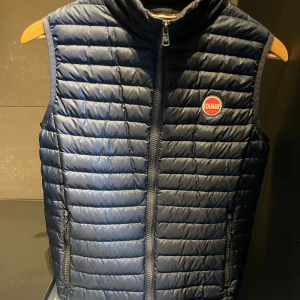 Colmar väst - Snygg mörkblå dunväst från Colmar. Perfekt nu inför hösten. Storlek 164
