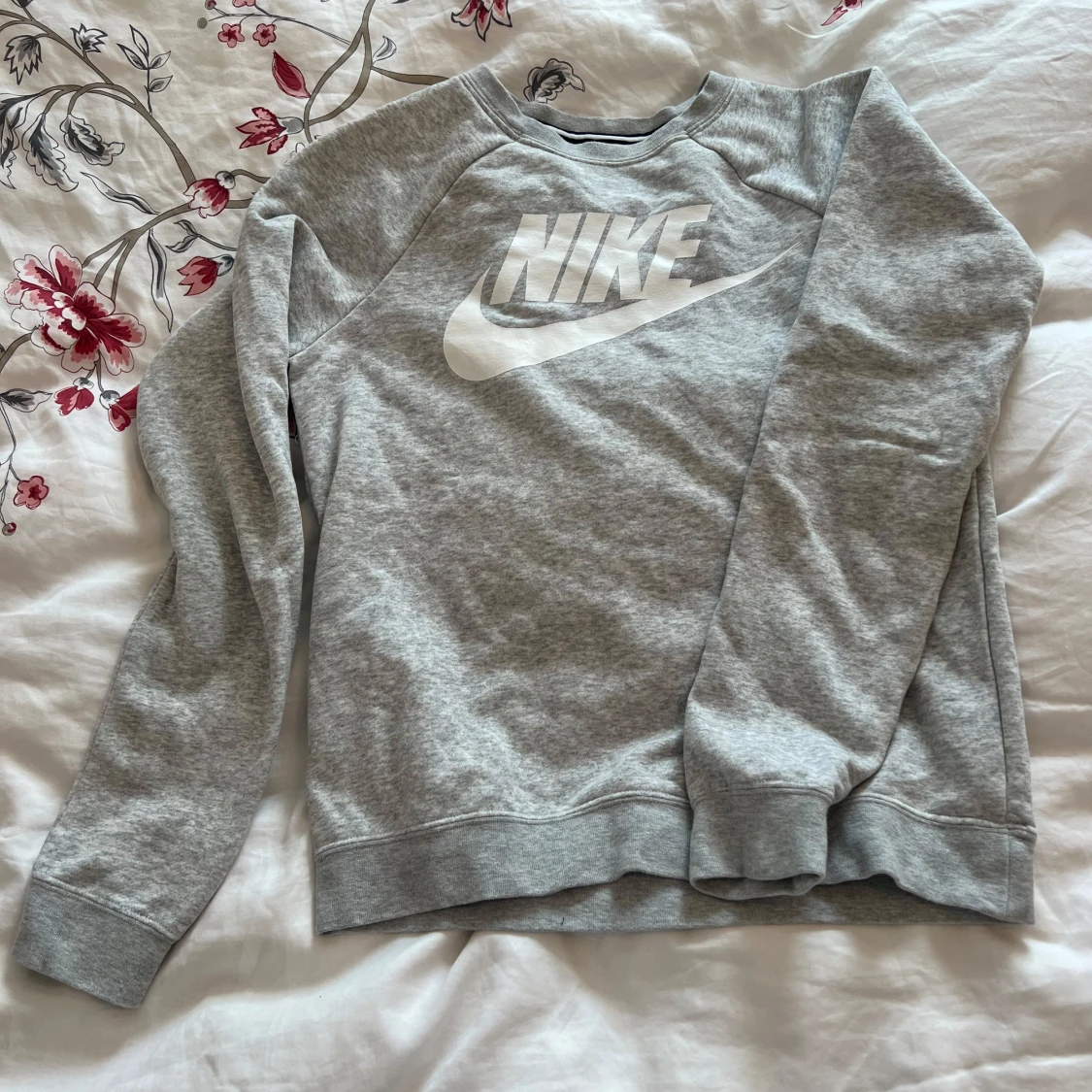 Grå sweatshirt från Nike