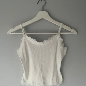 Vitt spetslinne - Vitt V ringat spetslinne