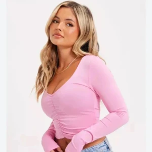 Rosa långärmad topp - Snygg rosa långärmad topp med v-ringning, superfin rosa färg och använd endast ca 1-2 gånger. Storlek S💘💘💘