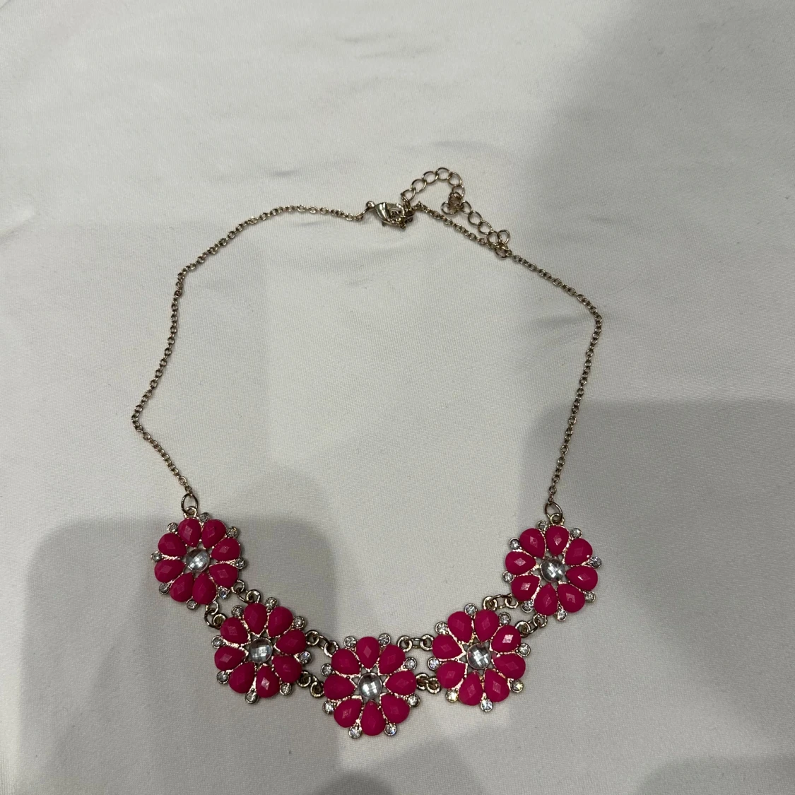 Blommigt halsband med rosa detaljer - 1