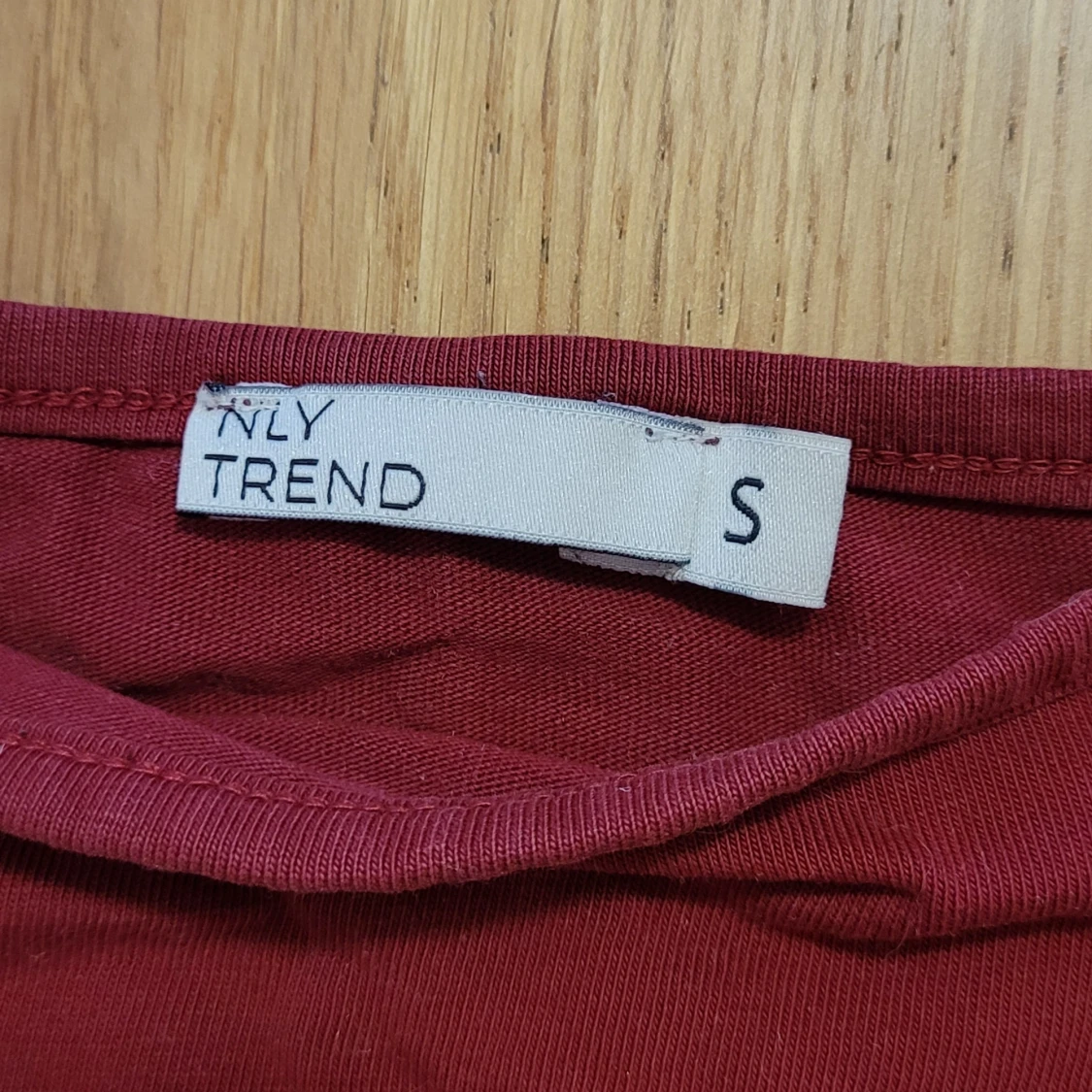 Vinröd linnetopp från NLY Trend - 1