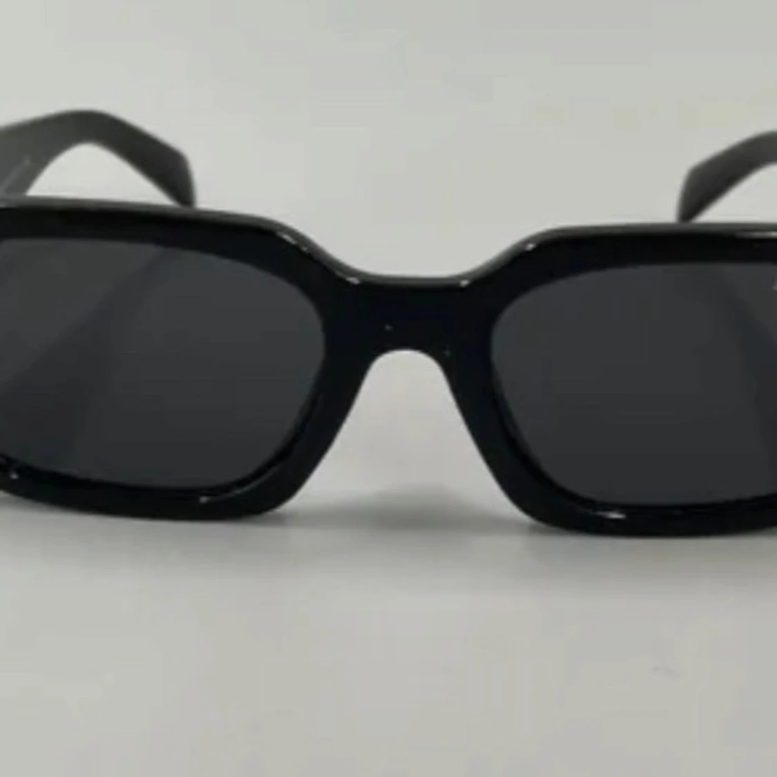 Svarta solglasögon från Prada - 1