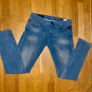 Replay Anbass Hyperflex - Snygga blå jeans från Replay i modellen Anbass Hyperflex. De har en klassisk femficksdesign. Perfekta för en stilren look. Kan gå ner i pris vid snabb affär