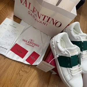 Valentino opens - Olivgröna valentino opens i storlek 44 helt nya aldrig använd allt på bilden följer med box påse kvitto kuvert korten , skriv vid funderingar 