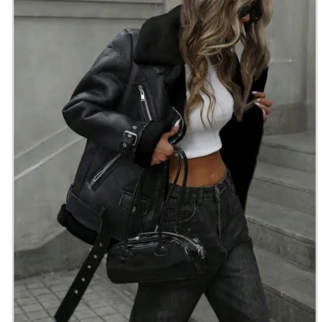 Svart skinnjacka med bälte