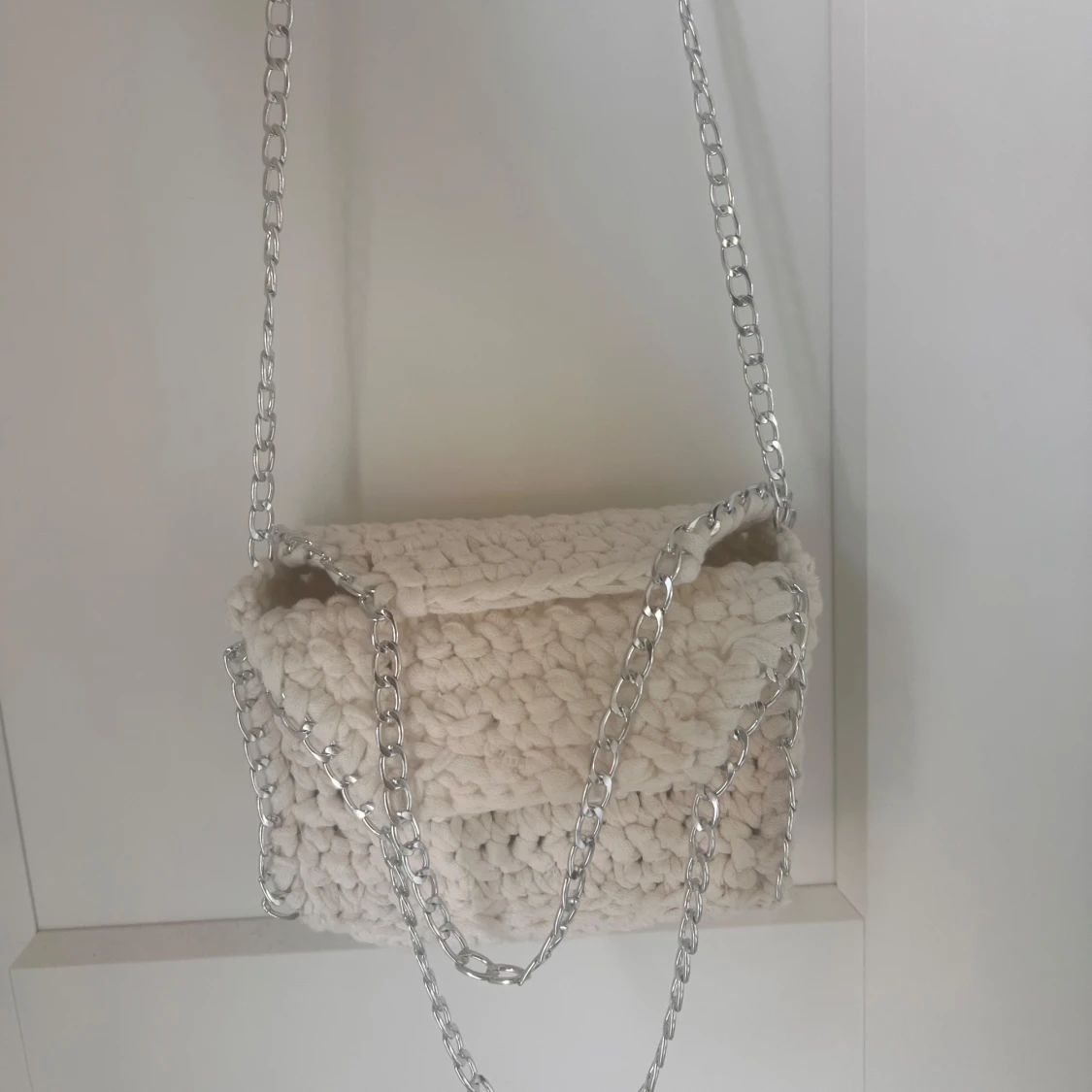 Vit stickad axelväska med kedja - 1