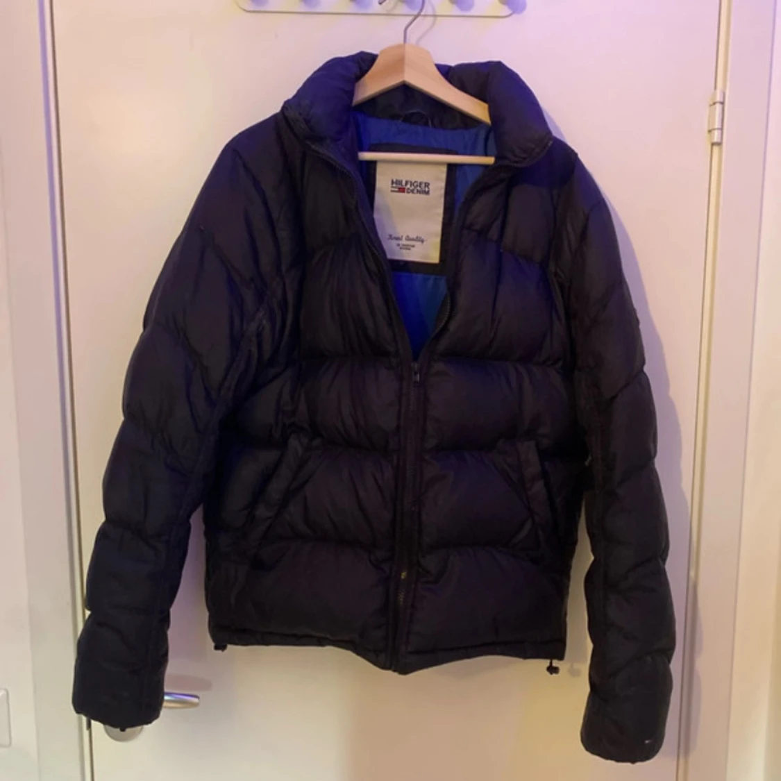 Svart pufferjacka från Tommy Hilfiger