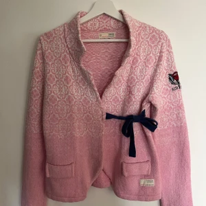 Rosa stickad kofta Odd Molly - Rosa Odd Molly kofta med mörkblå detaljer, stickad i mycket fint skick